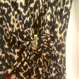 Beautiful satin cache dress. It’s elastic.